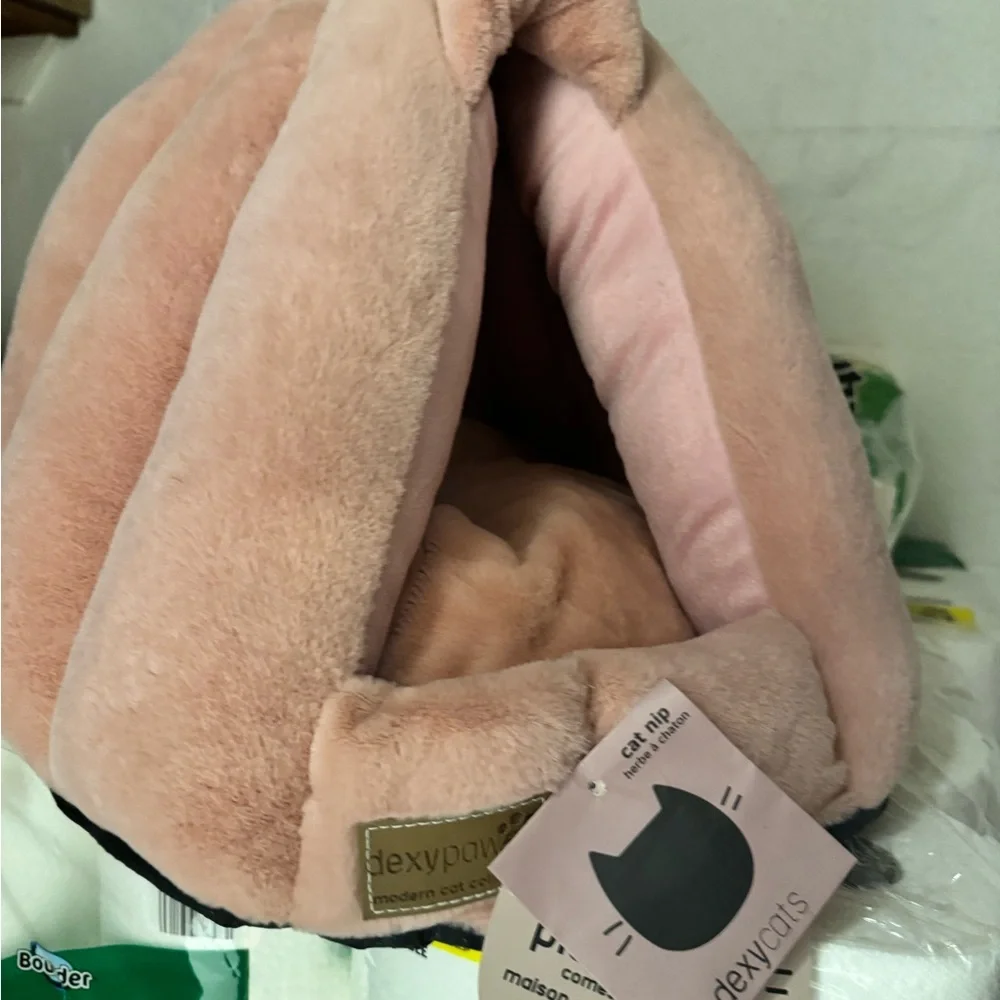 Cozy Pink Cat Bed - catnip - new with tags cozy tee pee style pink bed for cats